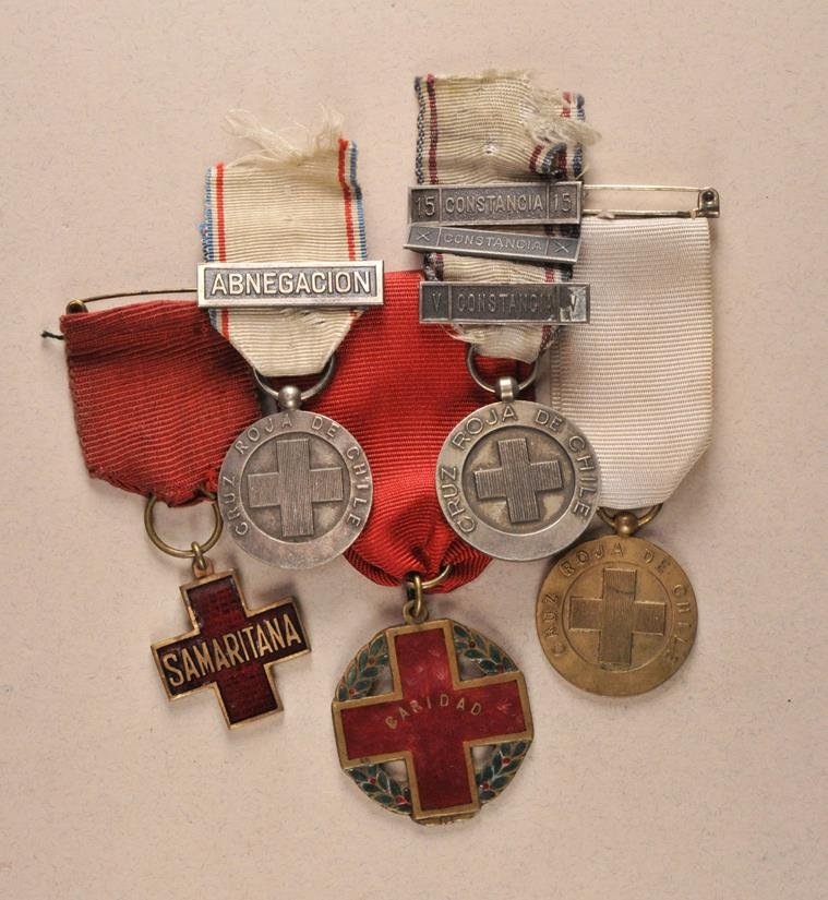 Chile - Lot of 5 red-cross decorations.: Chile - Lot of 5 red-cross decorations. Various, all on ribbons. Chile - Lot von 5 Rot-Kreuz Auszeichnungen. Diverse, alle am Bande.