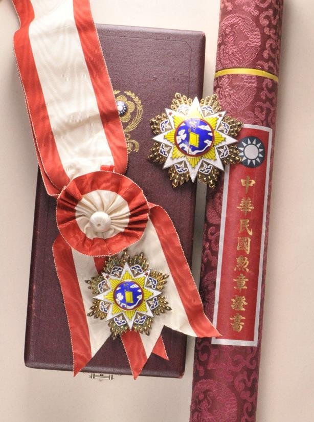 China - Order of the Cloud and Banner, 2. class set, in: China - Order of the Cloud and Banner, 2. class set, in box, with document for General Wilhelm Kuntner. 1.) Badge: Silver gilded, partially enamelled, diamond cut, multiple parts, on movable hanger, o