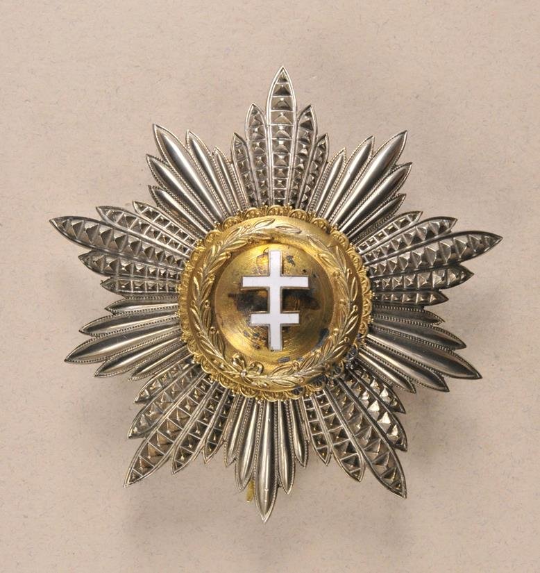 Freemasonry - Templar Breast Star.: Freemasonry - Templar Breast Star. Silvered, partially diamond cut, the devices gilded and enamelled, makers mark of P. de Greef, Bruxelles, on pin, two sidehooks.#91 x 90 mm, 106,8 g. Freimaurer - Te