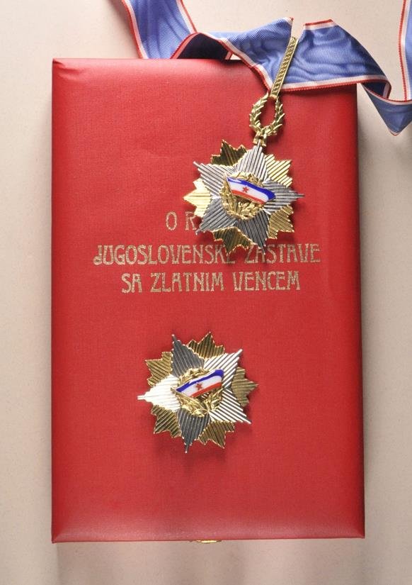 Yugoslavia - Order of the jugoslavian Flag, 2. class: Yugoslavia - Order of the jugoslavian Flag, 2. class set, in box, with document for Professor Dr. Giuseppe Salerno. 1.) Cross: Silver, partially gilded and enamelled, multiple parts, on ready to wear 