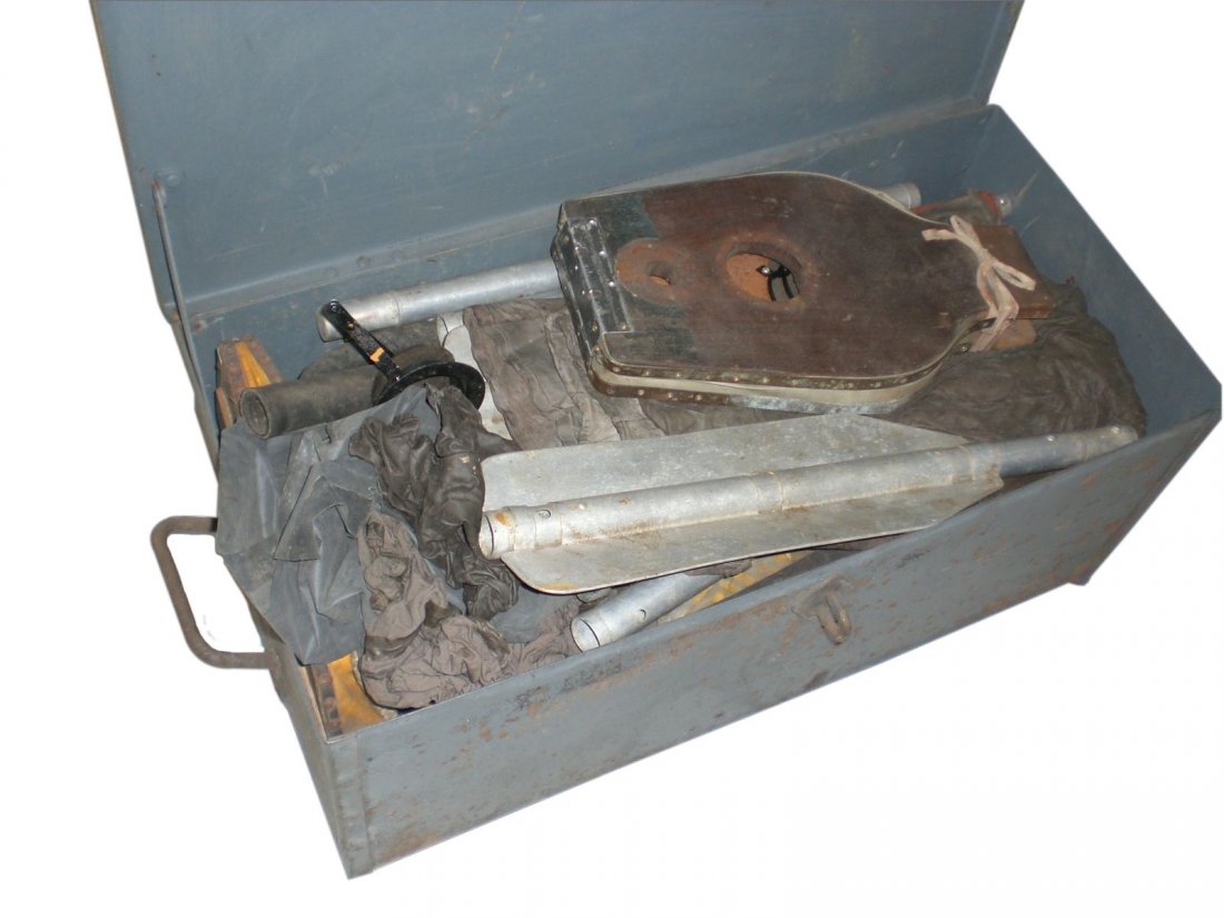 Navy - Rubber dinghy, in box.: Navy - Rubber dinghy, in box. Rubber dinghy with two three-parts paddel made out of aluminum, comes with bellows and hose, also with rubber pants, all in large, matching gray laquered metal box, two h