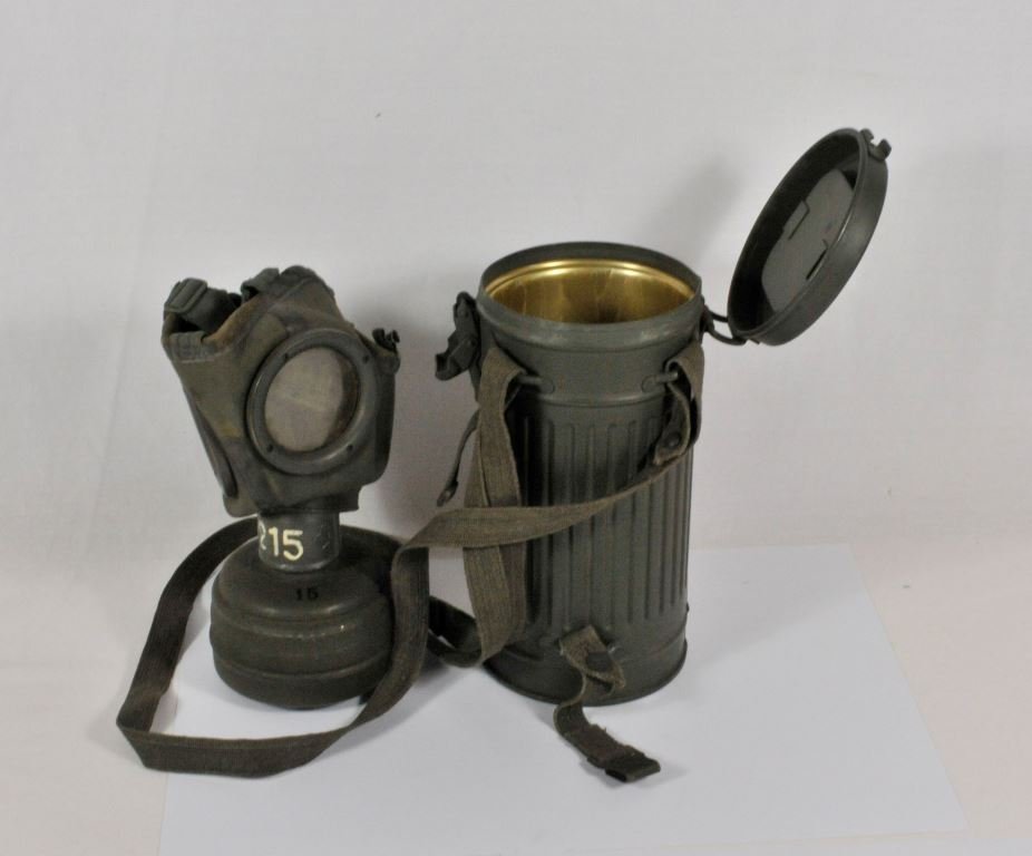 Army - Gasmask in can.: Army - Gasmask in can. Complete gas mask, in metal can, marked with eagle and JSD 1936, with fabric holding Heer - Gasmaske in Dose. Komplette Gasmaske, im Metallbehälter, gemarkt mit Adler, Punze JS