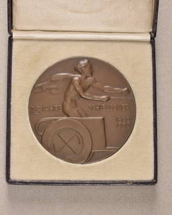 Germany (1933-1945) - Plaque on the 75 year jubilee of: Germany (1933-1945) - Plaque on the 75 year jubilee of the Schleussner AG, in box. Bronce, design made by Prof. Richard Scheibe, in wine-red box. Ø 60 mm, 95,5 g.#The Schleussner AG (later ADOX) in F