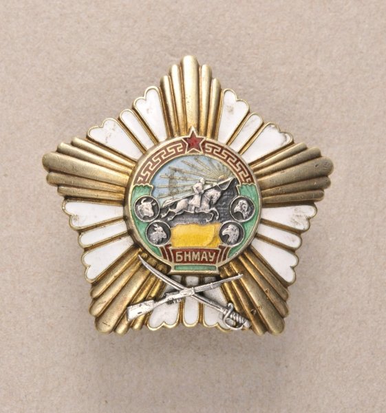 Mongolia - Order for Combat Merits, 1. type, 2.: Mongolia - Order for Combat Merits, 1. type, 2. variation. Silver gilded, partially enamelled, multiple parts, two times riveted, numbered 3638, on screwback. BT A29, URN S. 113ff. 48 x 50 mm, 61,5 g 