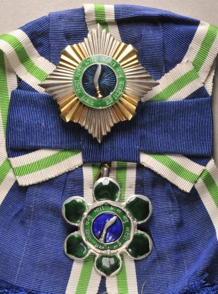 Nepal - Trishakti-Patta-Order, Grandcross set. 1.): Nepal - Trishakti-Patta-Order, Grandcross set. 1.) Cross: silver, partially enamelled, multiple parts, on ready to wear sash, 2.) Star: Silver, partially gilded and enamelled, multiple parts, on pin. 