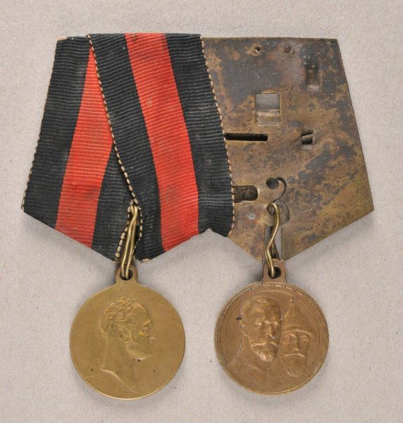 Russia Great buckle with 2 decorations.: Russia Great buckle with 2 decorations. 1.) medal to the war 1812, 2.) 300 year medal to the Romaow-dynasty, on buckle, on ribbon is missing. Russland Große Ordensschnalle mit 2 Auszeichnungen. 1.) Z