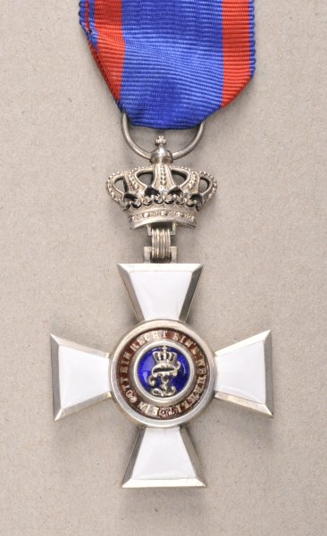 Oldenburg House- and order of merit of the duke Peter: Oldenburg House- and order of merit of the duke Peter Friedrich Ludwig, knights cross 2nd class (1860-1906), from 2906 on with crown. Silver, partly enameled, on a flexible crown, on ribbon. Smaller c