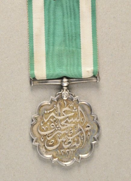 Egypt Orden of Muhammad Ali silver medal.: Egypt Orden of Muhammad Ali silver medal. Silver font and saber created separately at mobile agraffe on ald band. 45x37mm227g m.B. The medal "Nuut al-Muhammad Ali was donated by Sultan Husain Kamil on