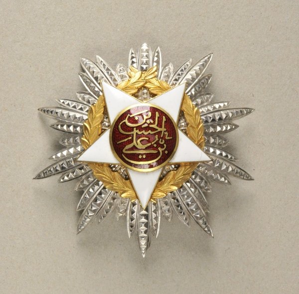 Jordan Independence Order (Al-Istiqlal Order) 1. model : Jordan Independence Order (Al-Istiqlal Order) 1. model (1921-1948) 1. class star. Silver the multiple parts device gilded and enamelled body diamond cut pin and body hallmarked. VPI2 S. 119. 82 x 83 m
