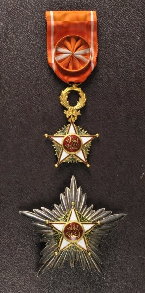 Morocco Quissam-Alaouite-Order 3. model (since 1954) Gr: Morocco Quissam-Alaouite-Order 3. model (since 1954) Grandofficers set in box. 1.) Cross: Gilded partially enamelled multiple parts on movable hanger on ready to wear ribbon with attached rosette 2.) 
