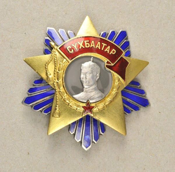 Mongolia Order of Sukhbaatar 2. type.: Mongolia Order of Sukhbaatar 2. type. Silver body partially enamelled the star in gold the portrait of Sukhbaatar in platin several times riveted on pin engraved award number 853. BT 20b URN S. 53ff. 