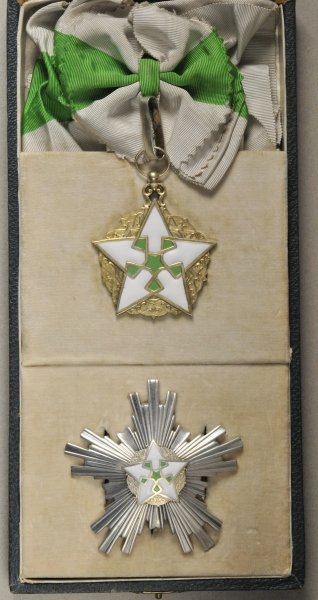 Syria Civil Merit Order 2. model (since 1953) Grandcros: Syria Civil Merit Order 2. model (since 1953) Grandcross set in box. 1.) Badge: Silver gilded partially enamelled several hallmarks on ready to wear sash 2.) Star: Silver medaillon gilded and enamelle