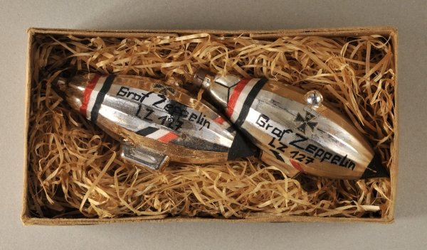 German Empire (1871-1918) Lot of 2 Zeppelin Christmas t: German Empire (1871-1918) Lot of 2 Zeppelin Christmas tree balls. Each painted and decorated Graf Zeppelin LZ 127 in field post box. Deutsches Reich (1871-1918) Lot von 2 Zeppelin-Christbaumschmuck Ku