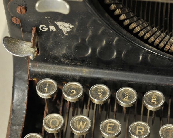 Organizations GROMA-official typewriter.: Organizations GROMA-official typewriter. Black painted iron frame parts movable with SS-rune letter (as secondary use of the number 3) partial surface corrosion. Organisationen GROMA-Dienstschreibmasc