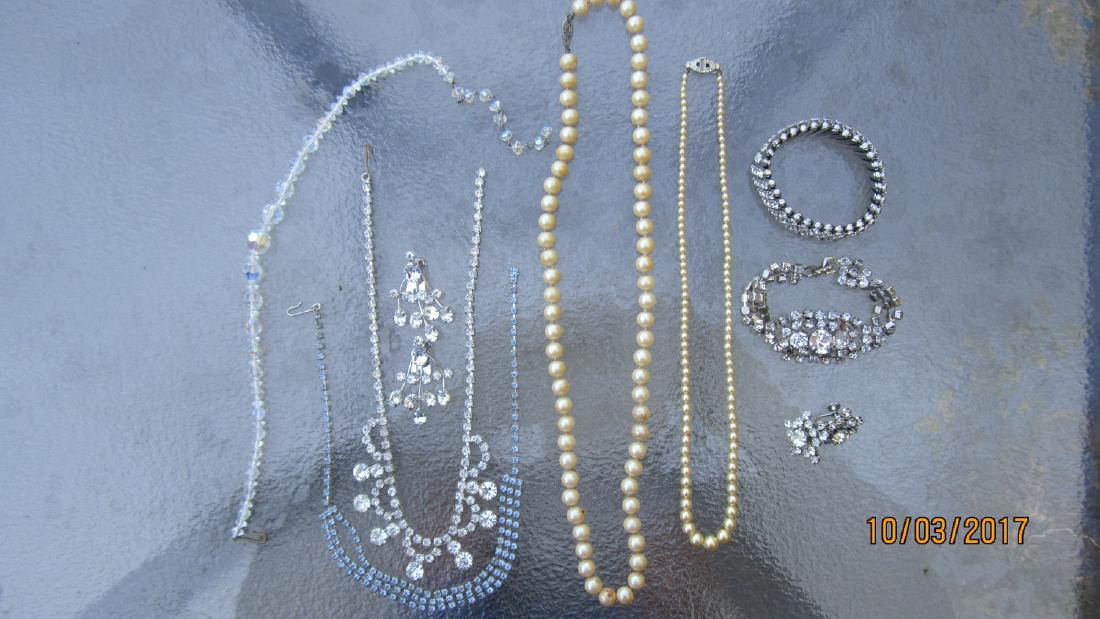 LOT OF JEWELRY TO INCLUDE 2 PEARL NECKLACES, CRYSTAL (1 of 5)