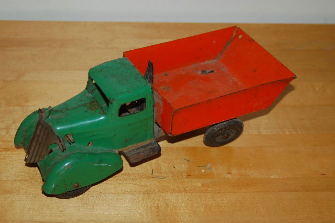 35 COLORFUL TIN TRUCK BY WYANDOTTE TOYS U.S.A. Lot 0035