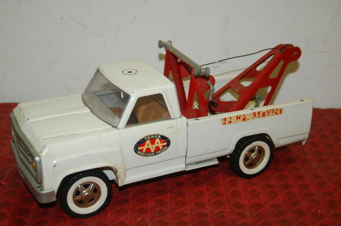 TONKA TOW TRUCK WITH WORKING BOOM 14.5" LONG: TONKA TOW TRUCK WITH WORKING BOOM 14.5" LONG