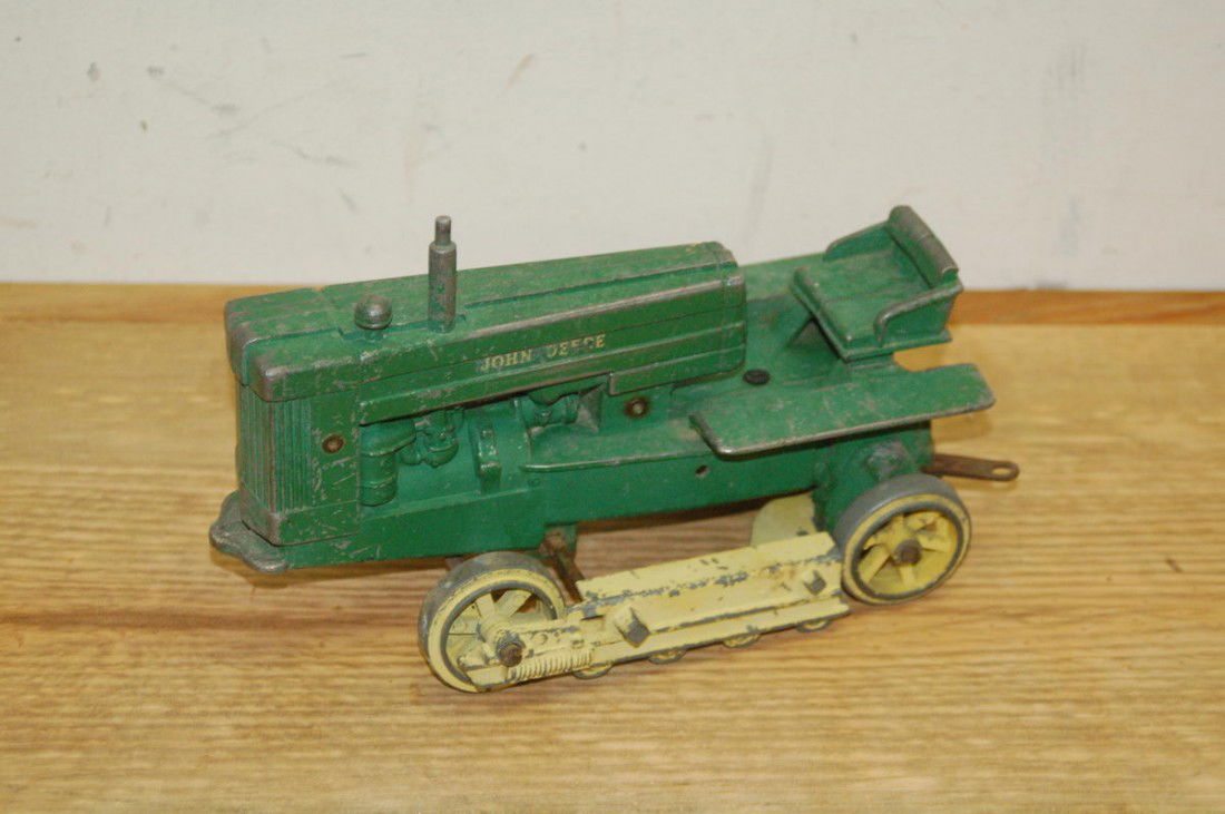 EARLY METAL JOHN DEERE CAT TRACTOR: EARLY METAL JOHN DEERE CAT TRACTOR