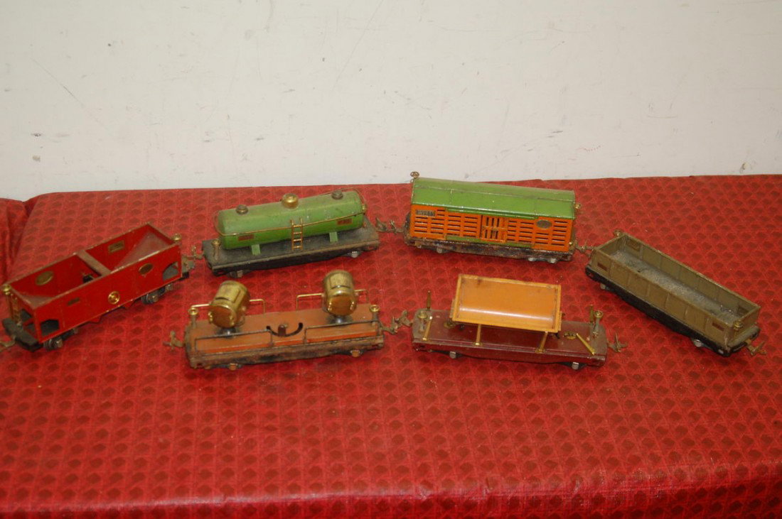 6 PIECE EARLY LIONEL TRAIN SET - ALL TIN - NO ENGI: 6 PIECE EARLY LIONEL TRAIN SET - ALL TIN - NO ENGINE