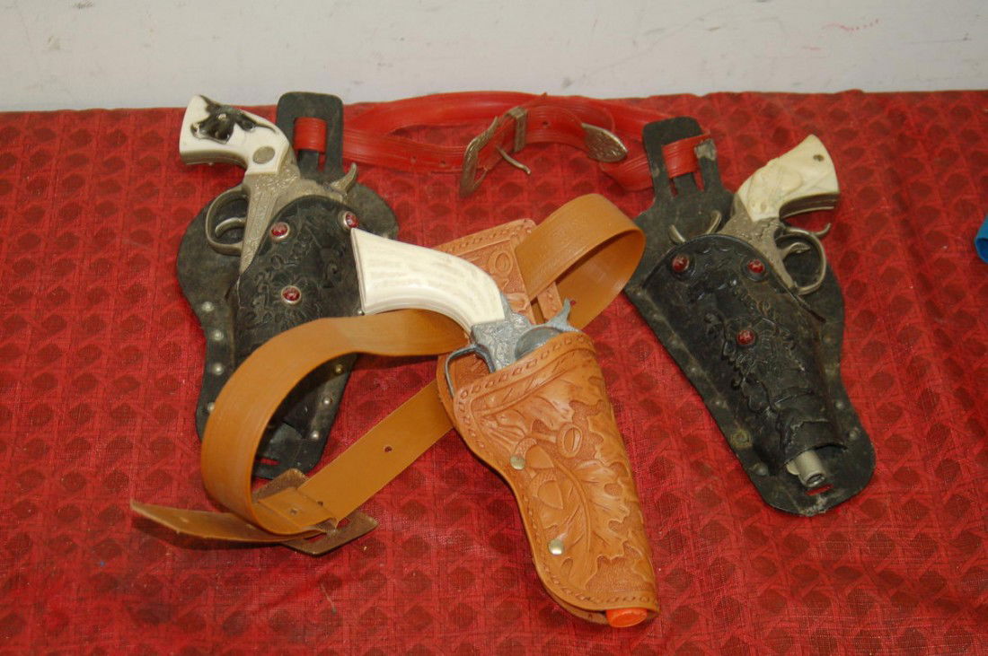 3 CAP GUNS & HOLSTERS - 1 MONEY: 3 CAP GUNS & HOLSTERS - 1 MONEY