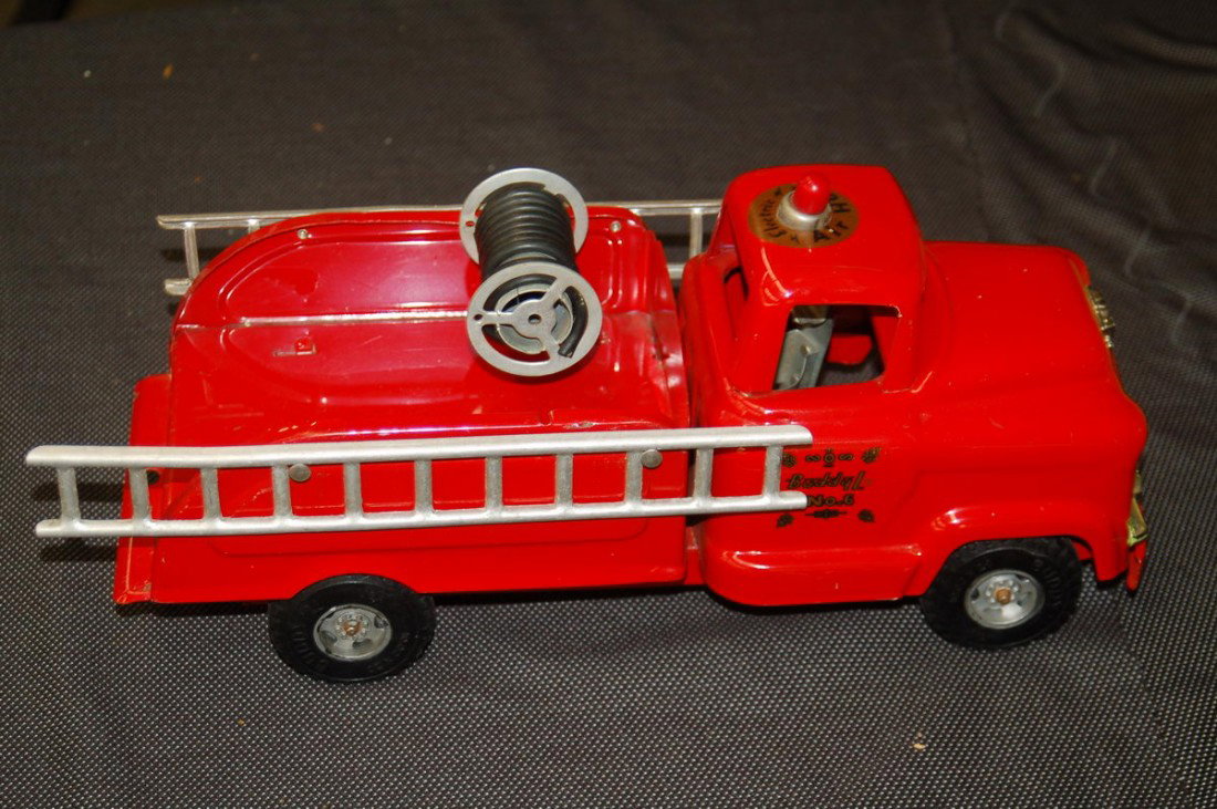 BUDDY L TOY FIRETRUCK W/ ELECTRIC AIR HORN: BUDDY L TOY FIRETRUCK W/ ELECTRIC AIR HORN