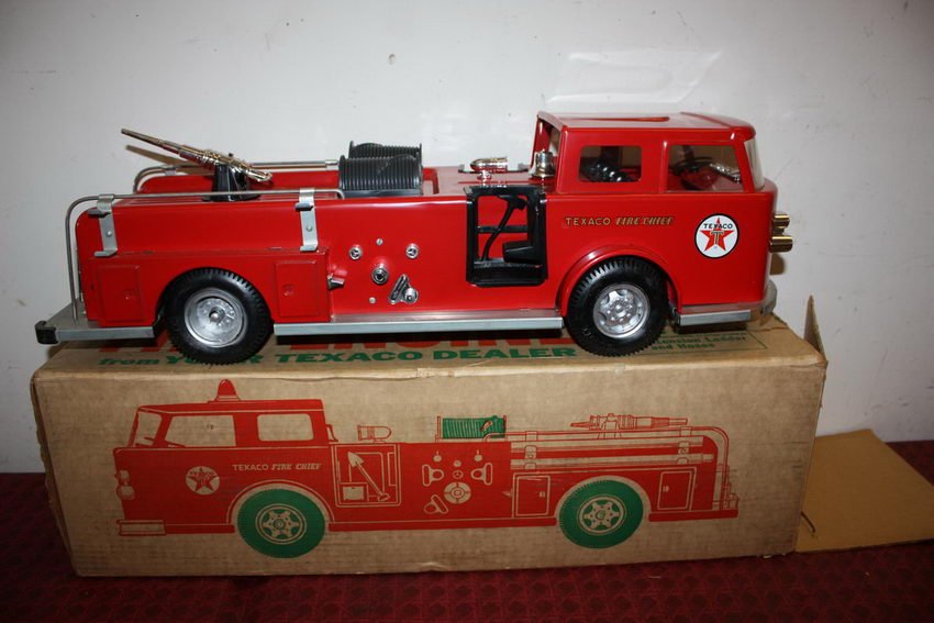 BUDDY L FIRETRUCK - MINT IN ORIG. BOX - 25": BUDDY L FIRETRUCK - MINT IN ORIG. BOX - 25"