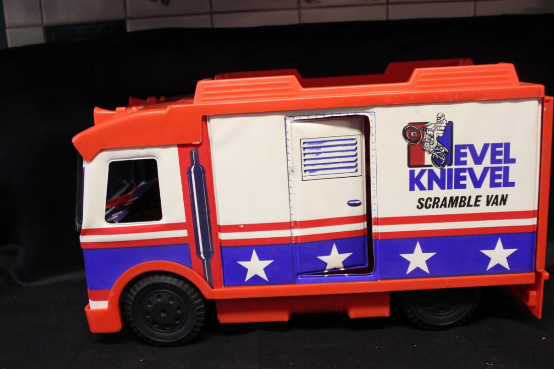 1973 IDEAL COMPLETE EVIL KNIEVEL TOURING VAN AND S: 1973 IDEAL COMPLETE EVIL KNIEVEL TOURING VAN AND STUNT CYCLE W/ ORIG. BOXES - CYCLE HAS 1 BROKEN HANDLEBAR INCLUDED.