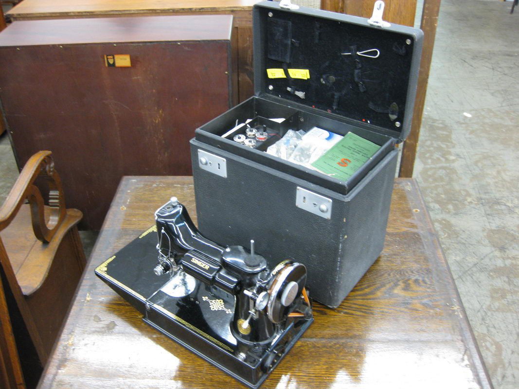 SINGER FEATHERWEIGHT SEWING MACHINE: SINGER FEATHERWEIGHT SEWING MACHINE