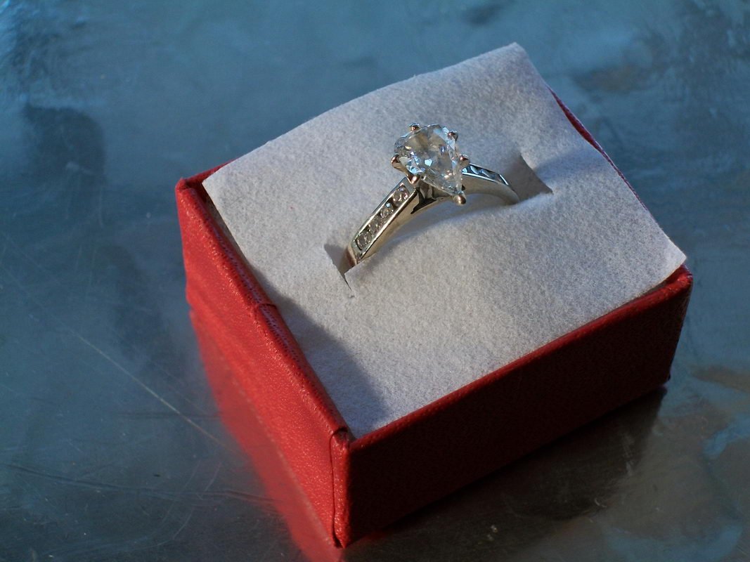 OUTSTANDING 1.00 CARAT PEAR-SHAPED DIAMOND SOLITAIR: OUTSTANDING 1.00 CARAT PEAR-SHAPED DIAMOND SOLITAIRE IN 14 K SETTING