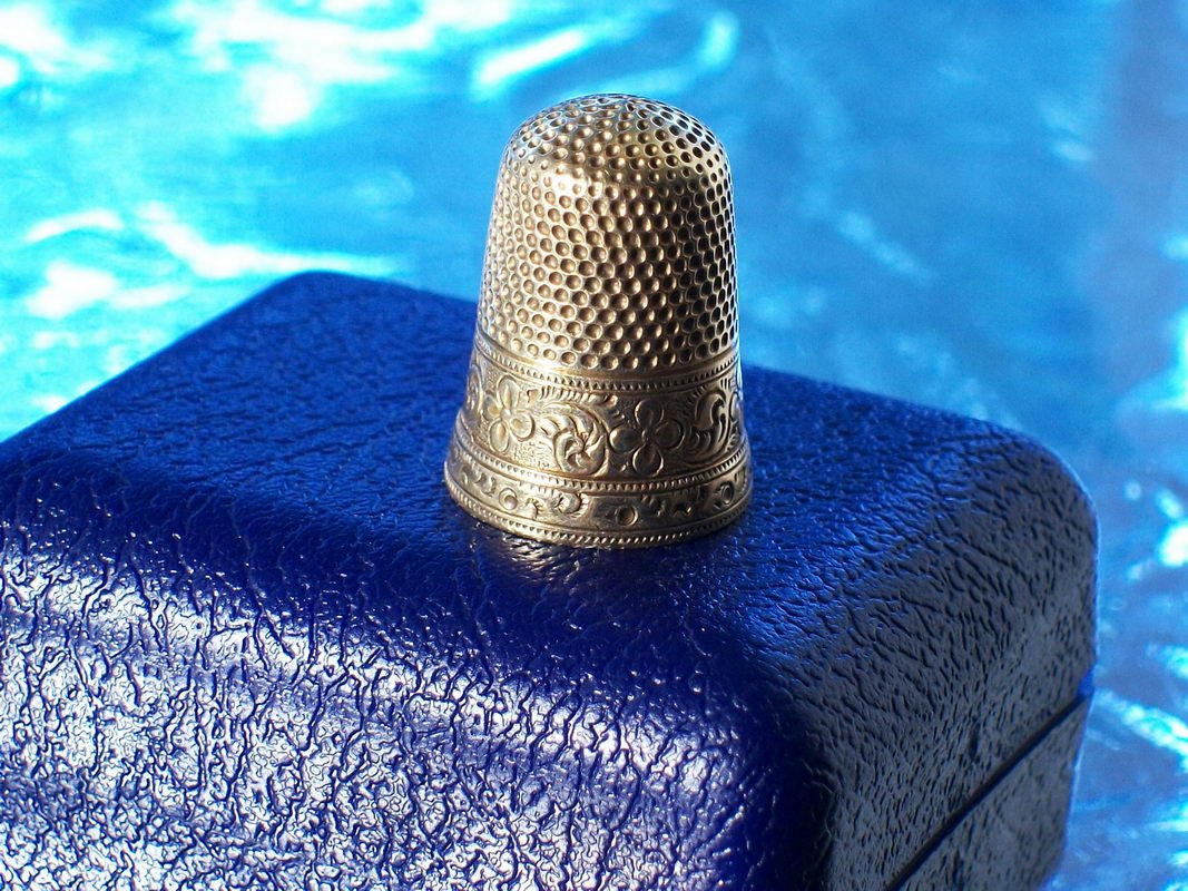 NICE ORNATE 14 K GOLD THIMBLE 3.1 DWT: NICE ORNATE 14 K GOLD THIMBLE 3.1 DWT