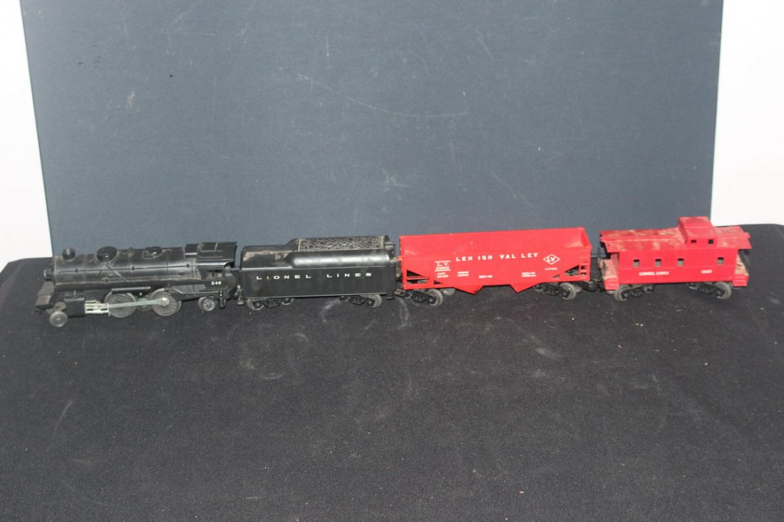 4 PIECE LIONEL TRAIN SET ENGINE 246: 4 PIECE LIONEL TRAIN SET ENGINE 246