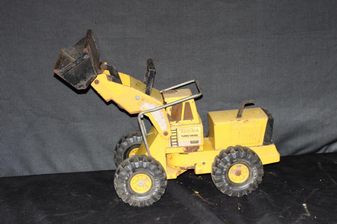TONKA FRONT END LOADER DENT FREE 21": TONKA FRONT END LOADER DENT FREE 21"
