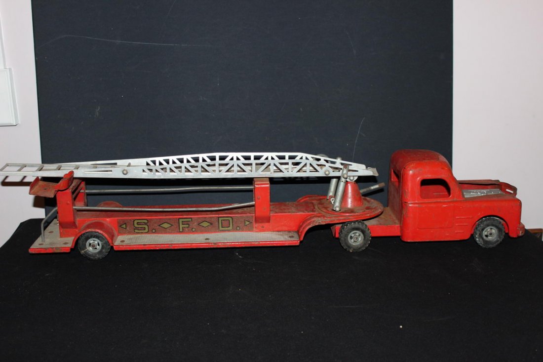 STRUCTO FIRETRUCK WITH LADDER - LADDER WORKS - MISSING : STRUCTO FIRETRUCK WITH LADDER - LADDER WORKS - MISSING HOOD 33"