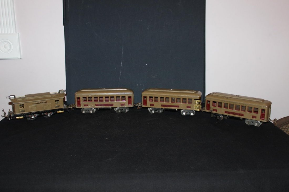 4 PIECE LIONEL METAL TRAIN SET WITH TRACK TRANSFORMER: 4 PIECE LIONEL METAL TRAIN SET WITH TRACK TRANSFORMER