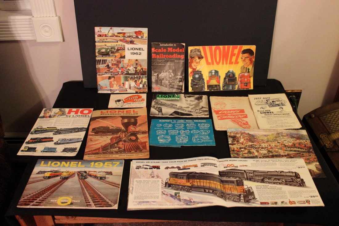 13 BOOKS, CATALOGS OF LIONEL TRAINS - GREAT COLLECTION : 13 BOOKS, CATALOGS OF LIONEL TRAINS - GREAT COLLECTION OF EVERYTHING YOU WANT TO KNOW ABOUT LIONEL