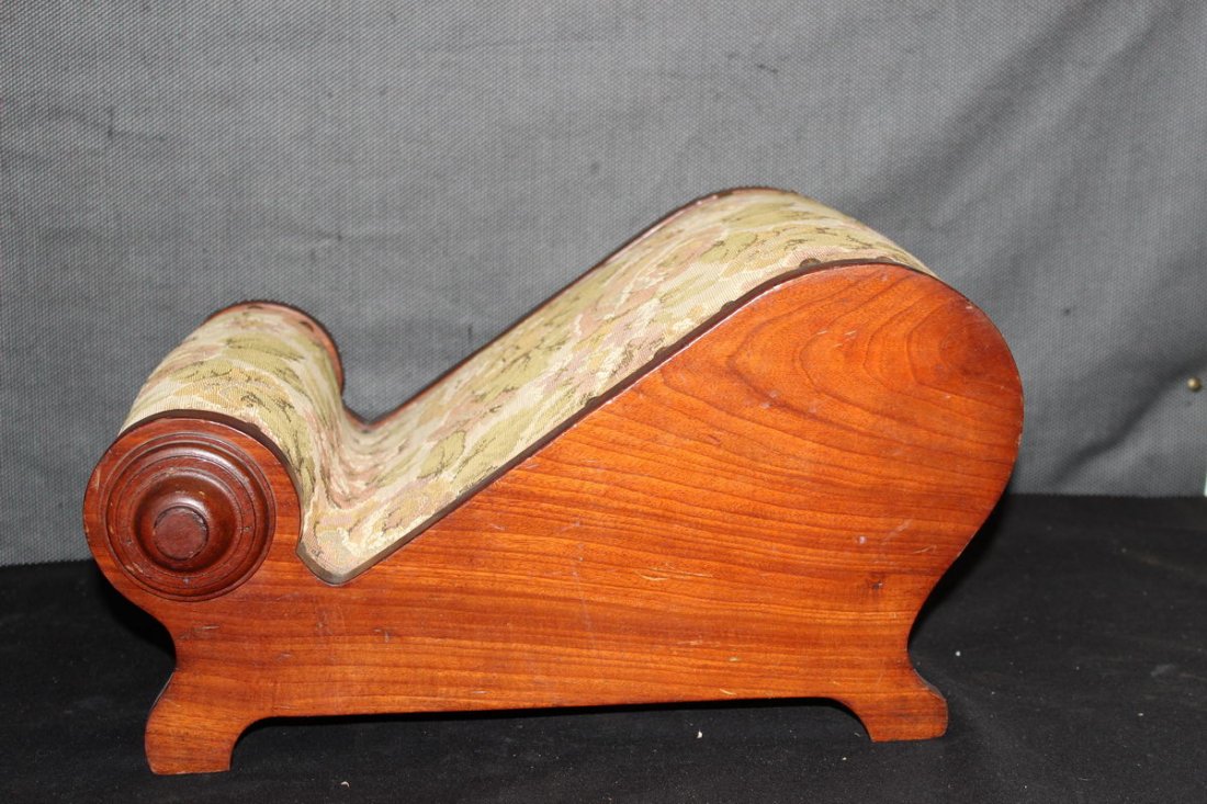 VICTORIAN PERIOD FOOTSTOOL - MAHOGANY WOOD WITH: VICTORIAN PERIOD FOOTSTOOL - MAHOGANY WOOD WITH TAPESTRY COVER GOOD CONDITION