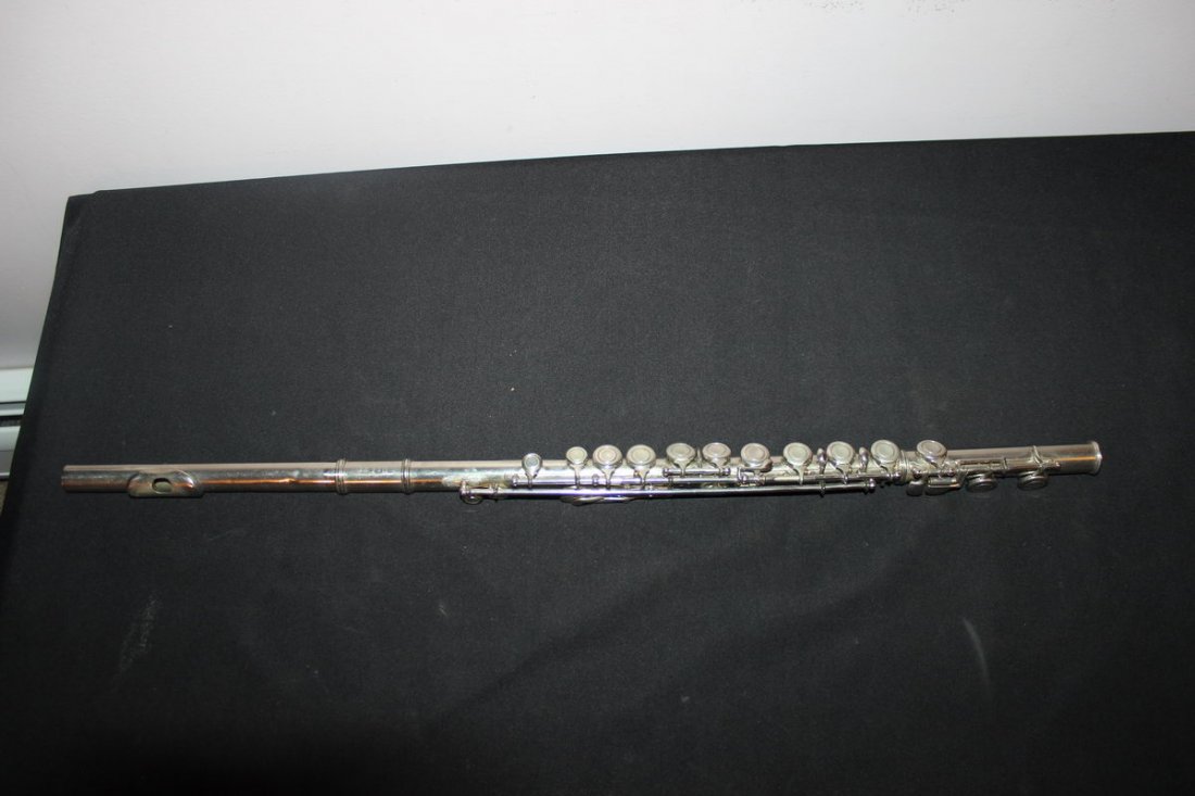 NICE NICKEL PLATED FLUTE - ORIGINAL CASE GOOD CONDITION: NICE NICKEL PLATED FLUTE ORIGINAL CASE GOOD CONDITION