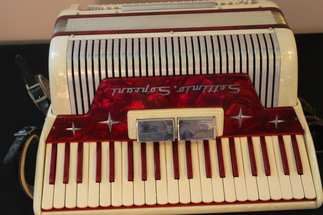 EXCELLENT SETTIMIO SOPRANI ITALY MADE ACCORDION IN NEAR: EXCELLENT SETTIMIO SOPRANI ITALY MADE ACCORDION IN NEAR MINT CONDITION - GREAT COLORS