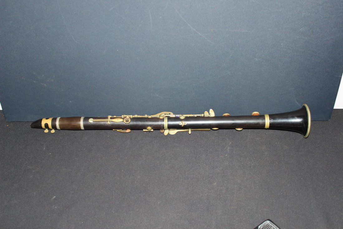 EXCELLENT CLARINET MADE IN ITALY FOR CARL FISCHER, N.Y.: EXCELLENT CLARINET MADE IN ITALY FOR CARL FISCHER, N.Y. SERIAL#22820 IN 2 SECTIONS ALL ORIGINAL WITH CASE - CASE ROUGH - ALSO #6077 APPEARS