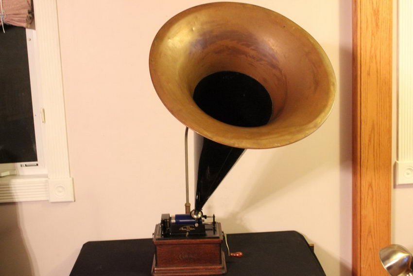 WONDERFUL EDISON FIRESIDE PHONOGRAPH CYLINDER PLAYER IN: WONDERFUL EDISON FIRESIDE PHONOGRAPH CYLINDER PLAYER IN GREAT CONDITION ALL ORIGINAL WITH LARGE HORN - HORN 35 X 20.5 - PLAYER 11.5 X 11 X 9