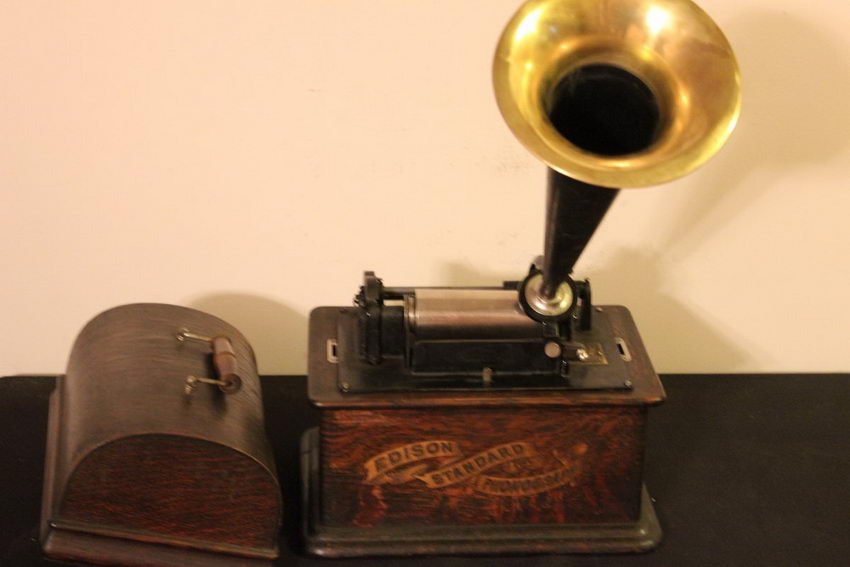 NICE EDISON STANDARD PHONOGRAPH CYLINDER PLAYER WITH: NICE EDISON STANDARD PHONOGRAPH CYLINDER PLAYER WITH ORIGINAL BRASS HORN GOOD CONDITION WORKS GOOD - 13 X 11.5 X 9