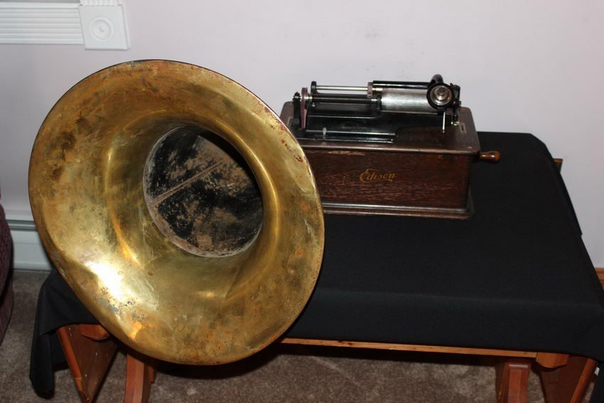 EDISON HOME PHONOGRAPH WORKS FINE WITH LARGE BRASS HORN: EDISON HOME PHONOGRAPH WORKS FINE WITH LARGE BRASS HORN - NO CRANE ARM - SERIAL# 236206