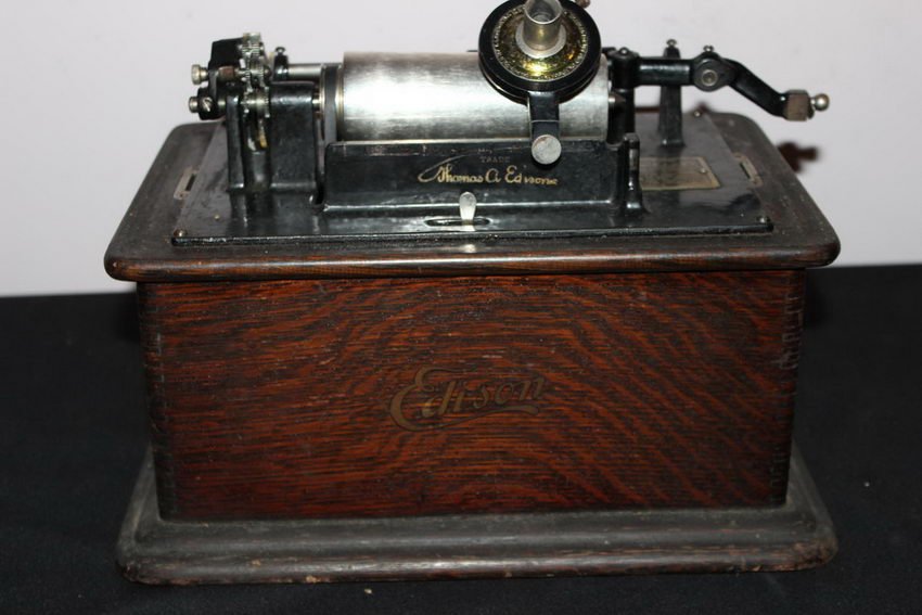 EDISON CYLINDER PLAYER SERIAL# 481535 - WORKS FINE BUT: EDISON CYLINDER PLAYER SERIAL# 481535 - WORKS FINE BUT NEEDS NEW BELT - NO HORN ORIGINAL CONDITION