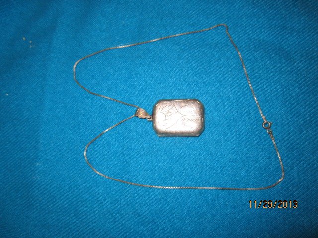 18" STERLING NECKLACE WITH STERLING LOCKET: 18" STERLING NECKLACE WITH STERLING LOCKET