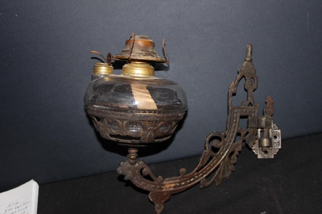 VICTORIAN PERIOD WALL HANGING KERO BRACKETS LAMP: VICTORIAN PERIOD WALL HANGING KERO BRACKETS LAMP COMPLETE W/ WALL MOUNT - MINT