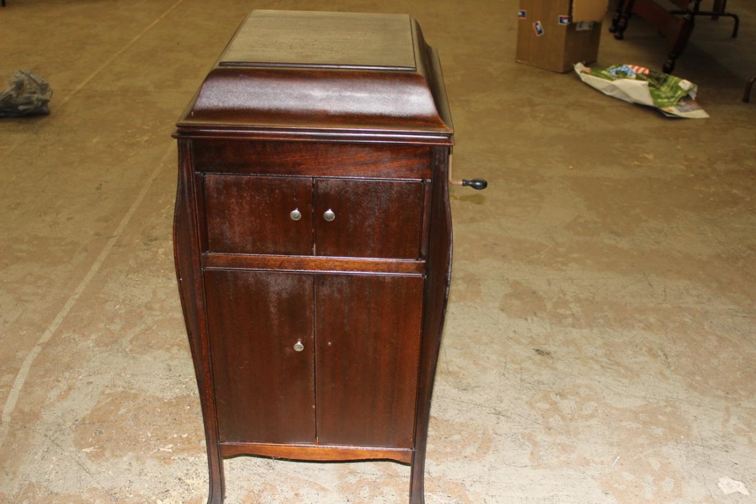MAHOGANY FLOOR STANDING VICTROLA BY VICTOR - WORKS GOOD: MAHOGANY FLOOR STANDING VICTROLA BY VICTOR - WORKS GOOD - 40" TALL
