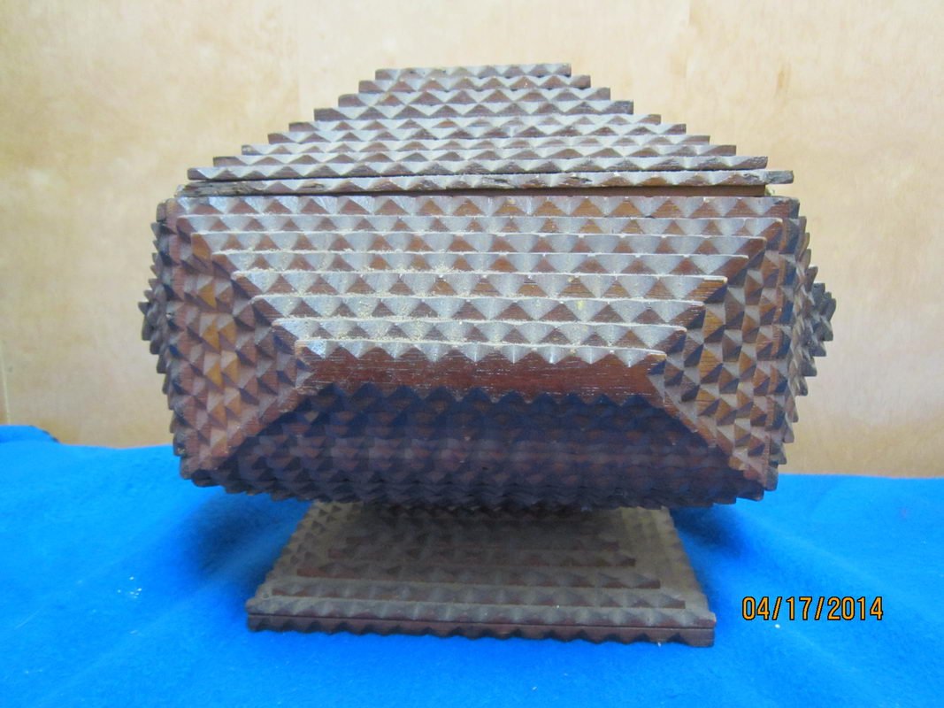 NICE 11 INCH WIDE TRAMP ART LIFT TOP BOX ON-BASE: NICE 11 INCH WIDE TRAMP ART LIFT TOP BOX ON-BASE