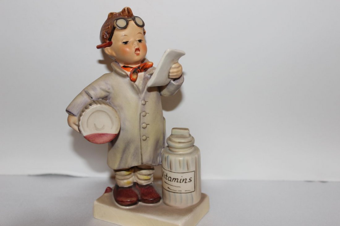 M.J. HUMMEL THE LITTLE PHARMACIST MINT 6": M.J. HUMMEL THE LITTLE PHARMACIST MINT 6"