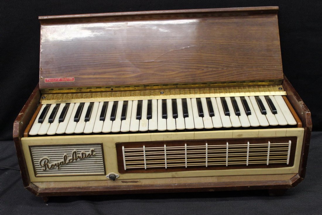 VINTAGE ROYAL ARTIST PAINORGAN - FARFISA ITALY - WORKS: VINTAGE ROYAL ARTIST PAINORGAN - FARFISA ITALY - WORKS GOOD (ELECTRIC TABLETOP) 25 X 10 X 8.5