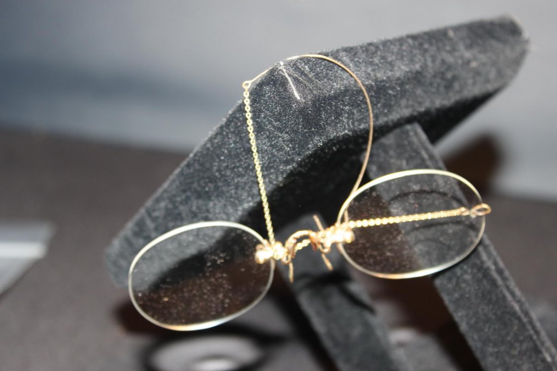 EARLY PAIR OF NOSE CLIP ON BEN FRANKLIN TYPE GLASSES: EARLY PAIR OF NOSE CLIP ON BEN FRANKLIN TYPE GLASSES FROM CHATHAM NEW YORK W/ CASE
